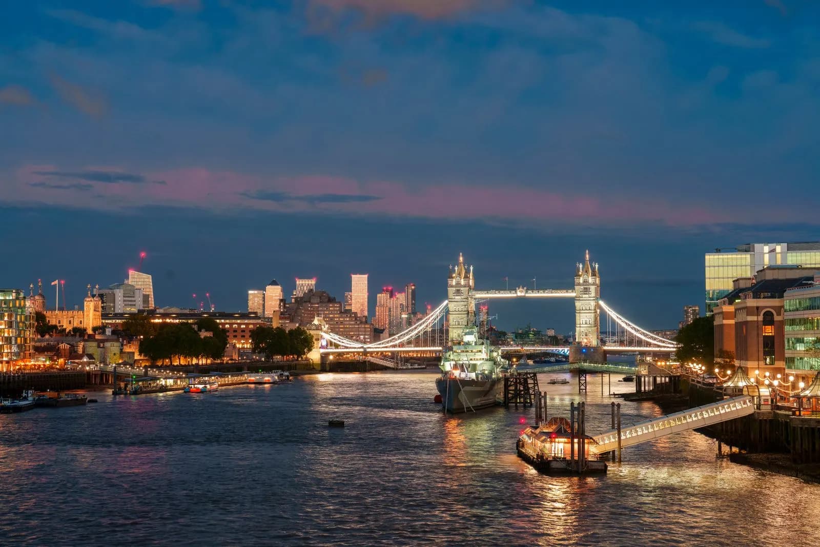 Tower Bridge illuminé la nuit sur la Tamise à London